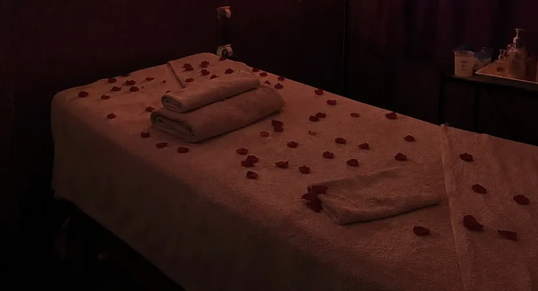 Masaj odasındaki masaj masası — Lila Spa, Bahçelievler misafirlerine hizmet veren salon