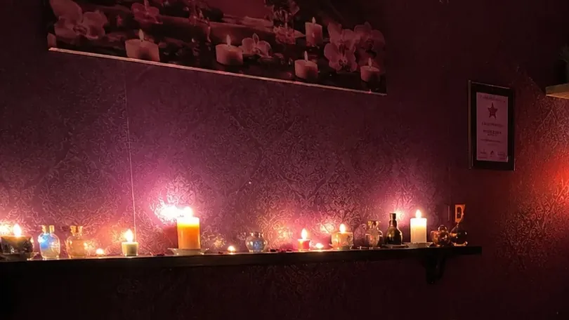 Masaj odasındaki mum rafı — Lila Spa, Bahçelievler misafirlerine hizmet veren salon