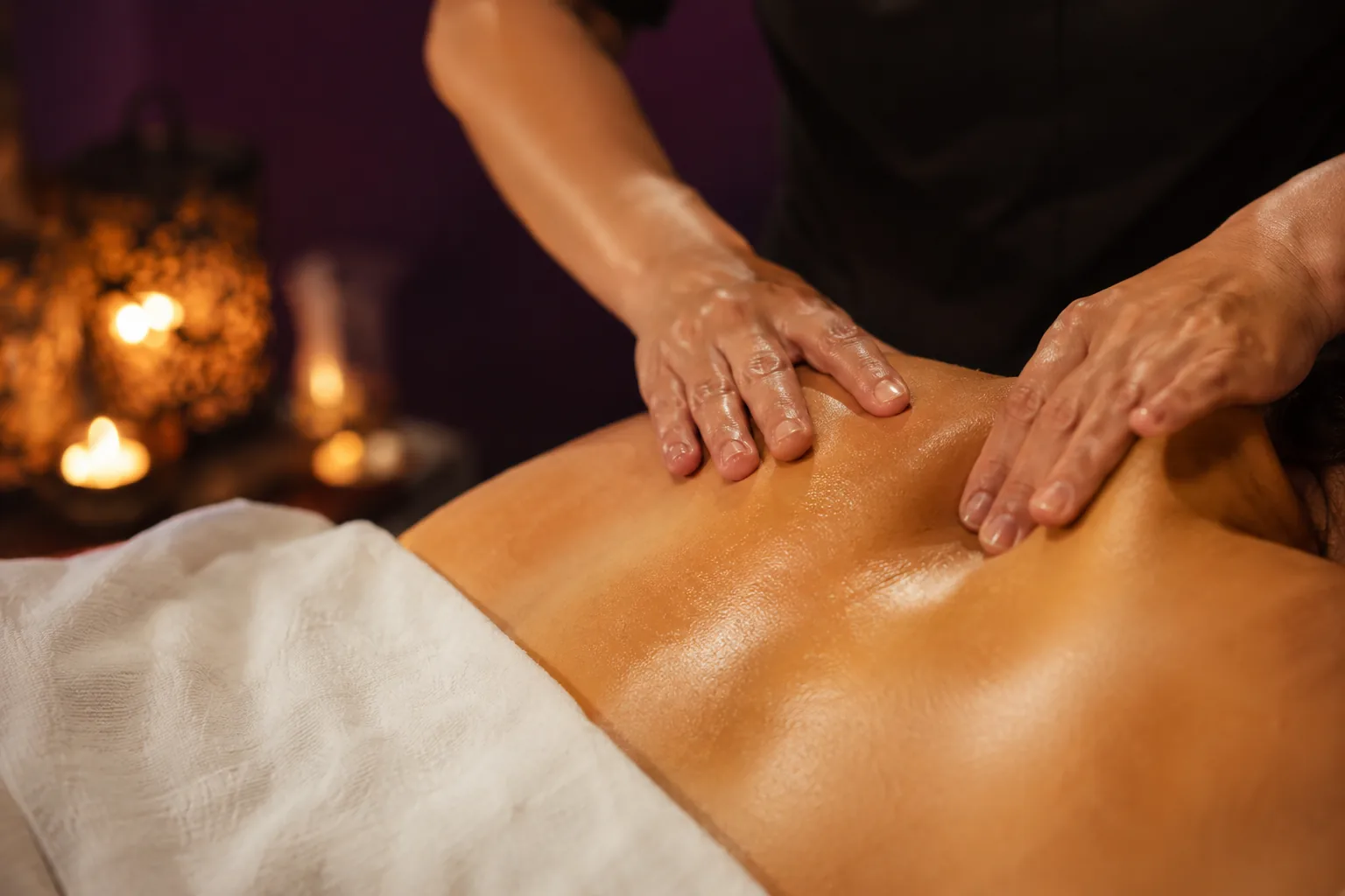 Sırt masajı uygulaması — Lila Spa, Bahçelievler misafirlerine hizmet veren salon